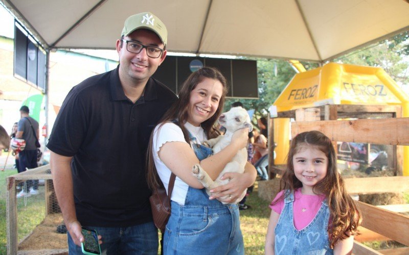 O casal Gabriel e Luana com a sobrinha Antonella