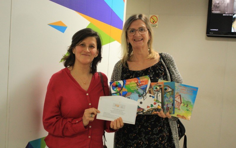 Jaqueline (à esquerda) e Andréa participam da Siehu, que publica livros com a ajuda de voluntários e apoiadores | abc+
