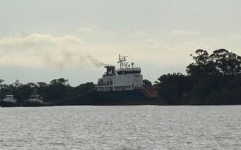 Navio ficou encalhado no Rio Jacuí no Canal do Furado Grande