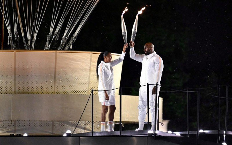 Marie-José Perec e Teddy Riner acenderam a pira olímpica das Olimpíadas de Paris-2024 juntos | abc+