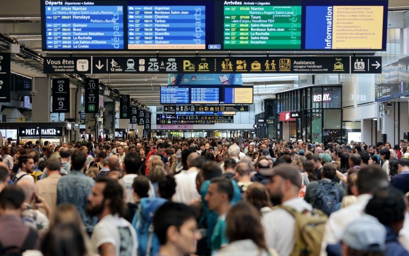 Passageiros lotaram a estação Gare Montparnass em Paris | abc+