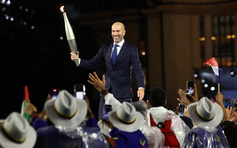 Ex-jogador e campeão mundial com a seleção francesa, Zidane carrega a tocha olímpica  | abc+