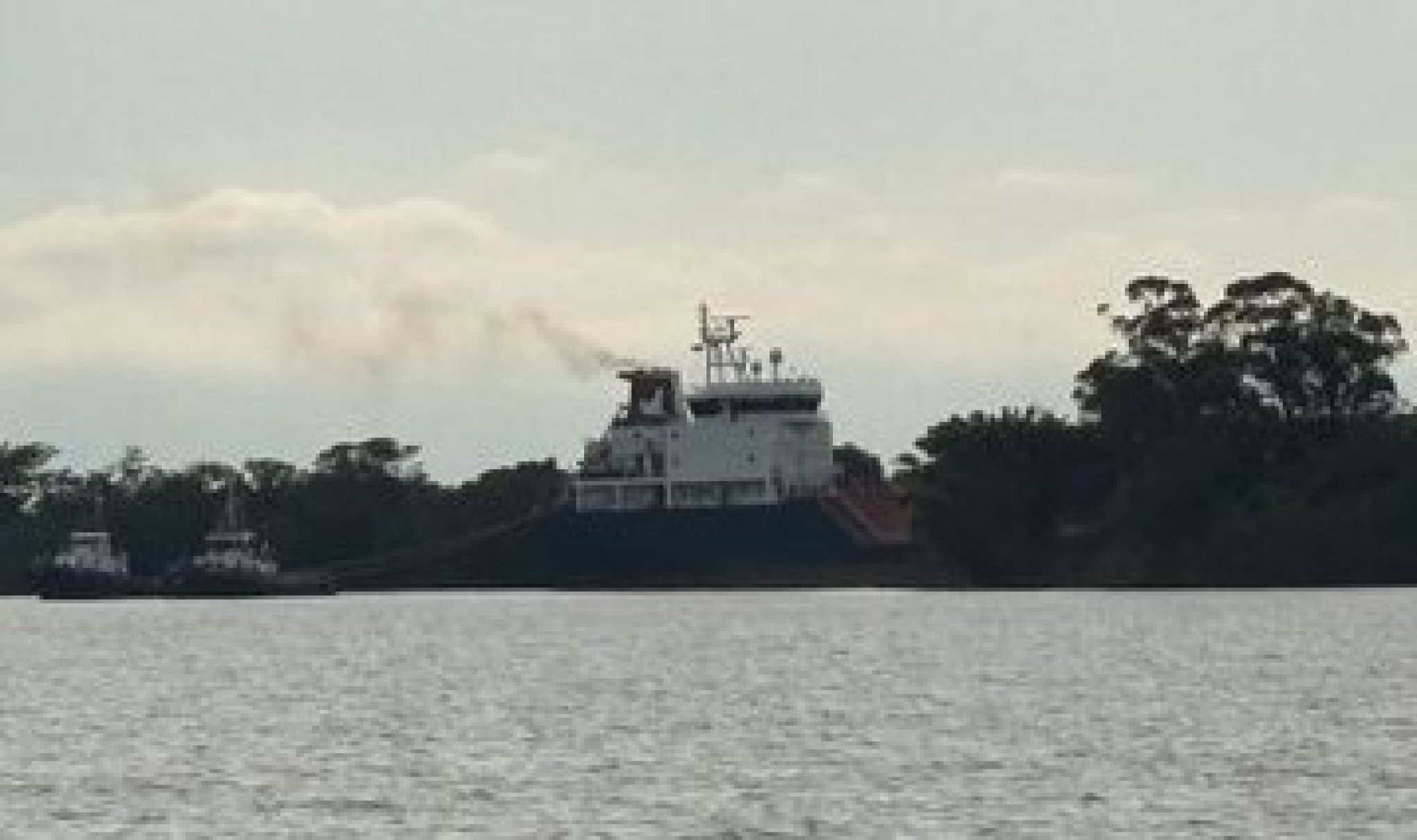 Após cinco dias, navio tanque é desencalhado do Rio Jacuí em Canoas