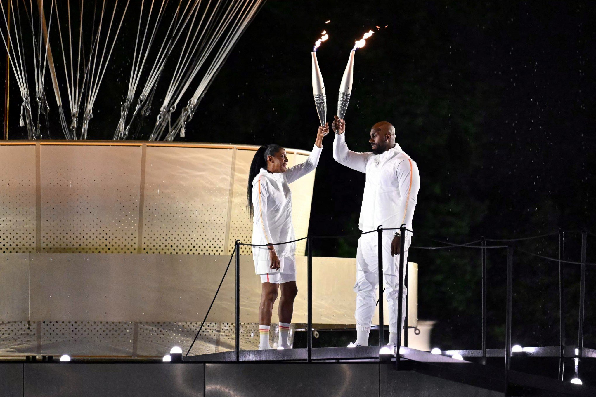 Sob os olhares do mundo, Teddy Riner e Marie-José Perec acendem a pira olímpica em Paris