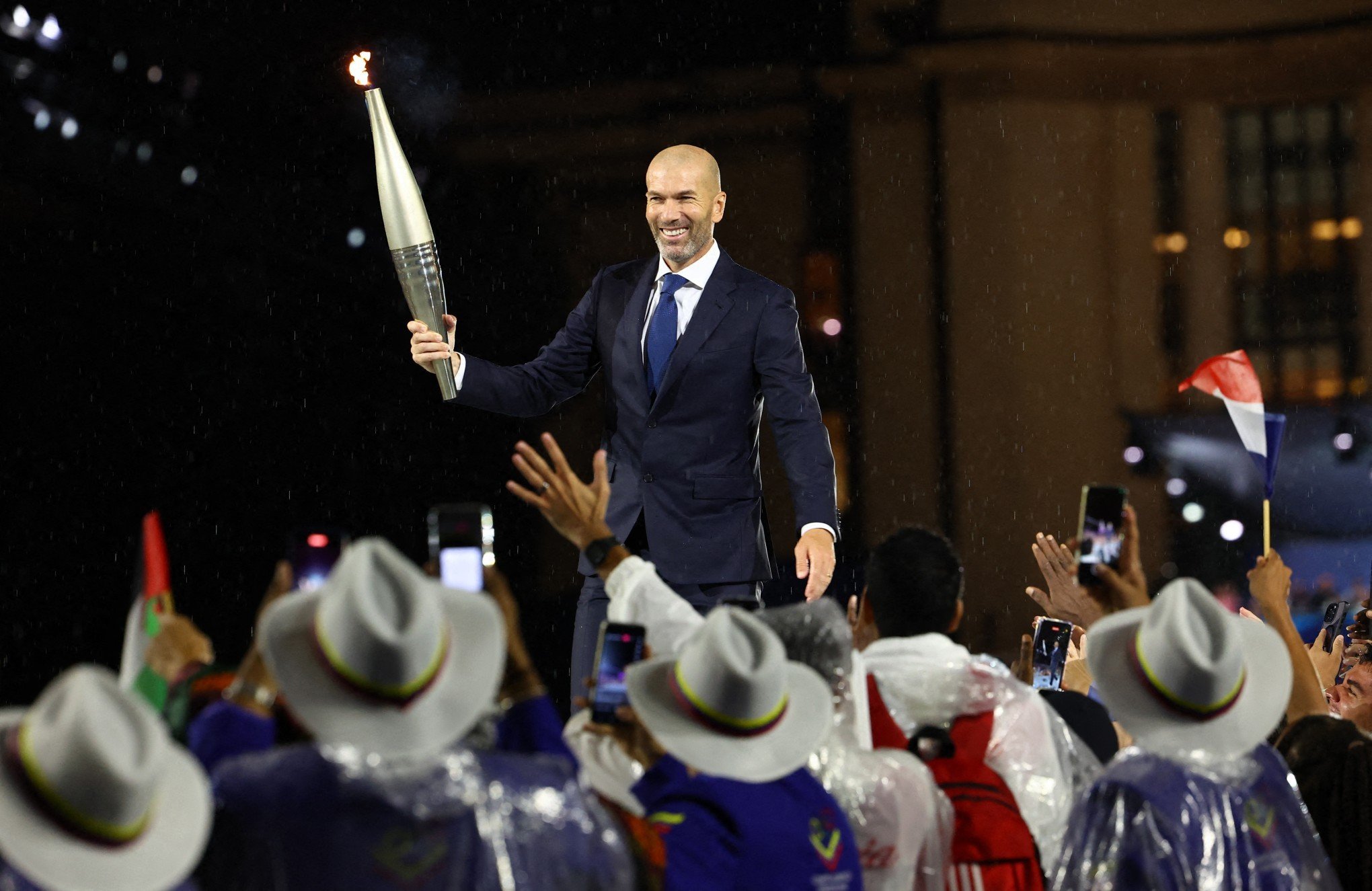 Zidane carrega tocha olímpica após Emmanuel Macron declarar os Jogos abertos