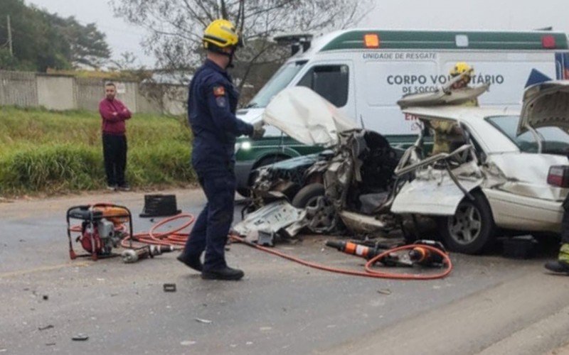 Jovem ficou preso às ferragens após colisão com caminhão na RS-118 | abc+