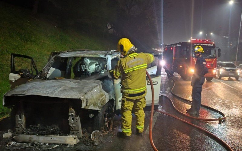 BR-116: Carro pega fogo em Novo Hamburgo e Bombeiros combatem às chamas | abc+