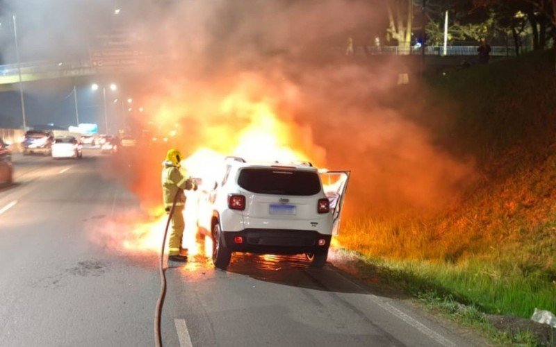 BR-116: Carro pega fogo em Novo Hamburgo e Bombeiros combatem às chamas | abc+