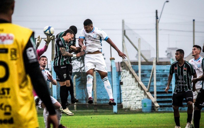 Pablo aproveita o escanteio para marcar o segundo gol do Novo Hamburgo e descontar para o time da casa | abc+