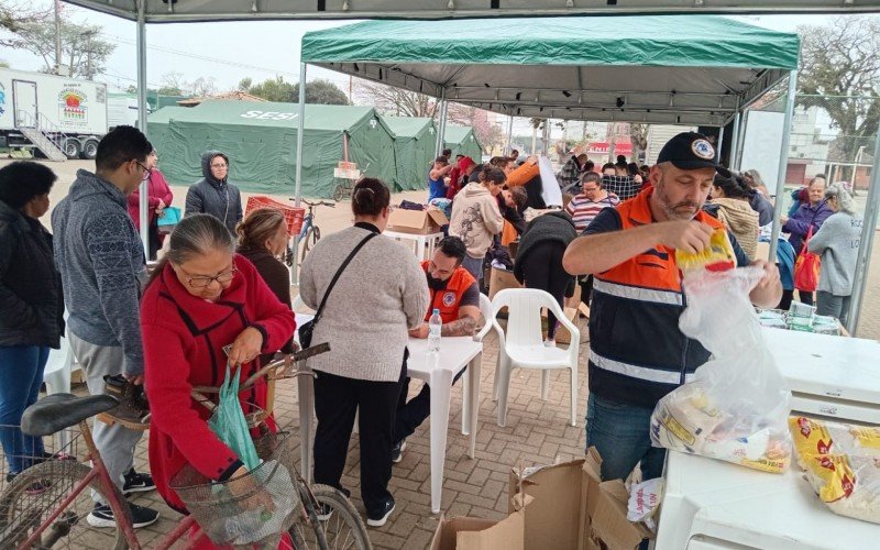 Defesa Civil organizou entrega de doações na manhã deste sábado (27) na Praça da Imaculada