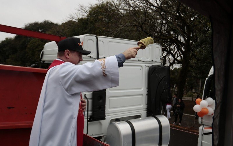 Padre Rodrigo Costa abençoa motoristas