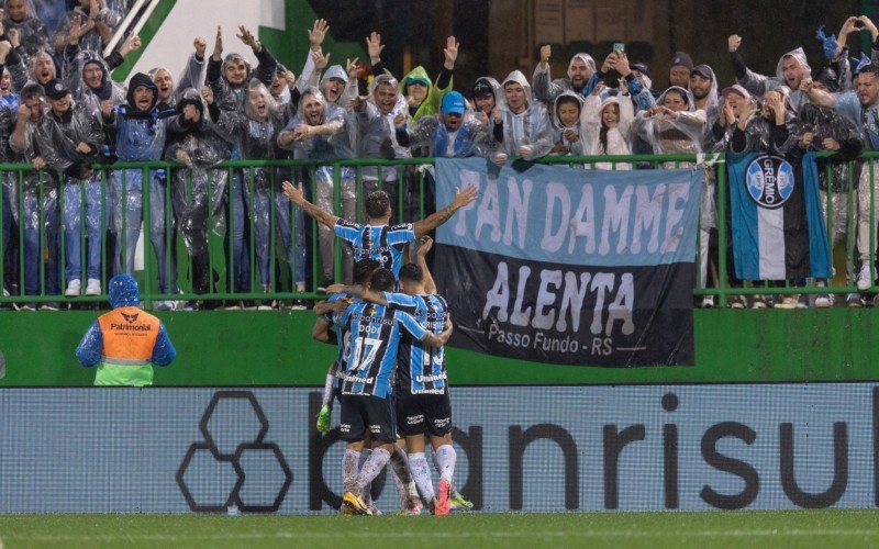 Jogadores do Grêmio comemoram com a torcida na Arena Condá | abc+