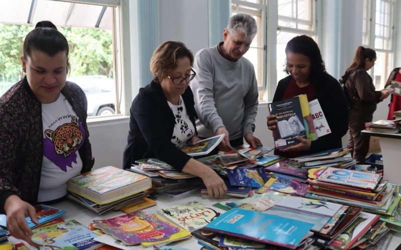 Escolas atingidas pela enchente receberam doação de livros da OMEP | abc+