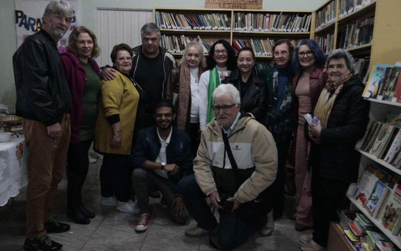 Mari Rigo (lenço verde) e demais frequentadores celebram aniversário da biblioteca