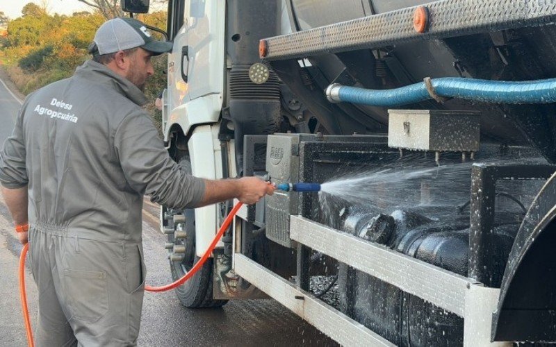 Barreiras sanitárias foram montadas como uma das estratégias de conter e erradicar o vírus de Newcastle | abc+