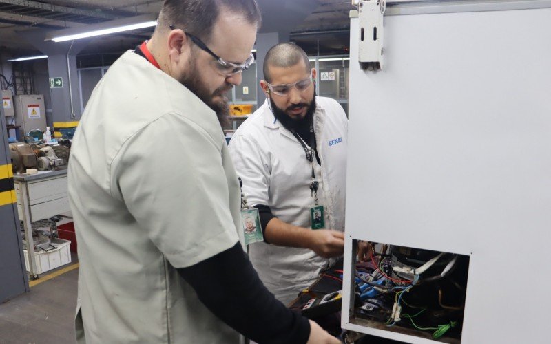 Ivan e Douglas estão entre os técnicos que trabalham nos consertos na unidade de São Leopoldo