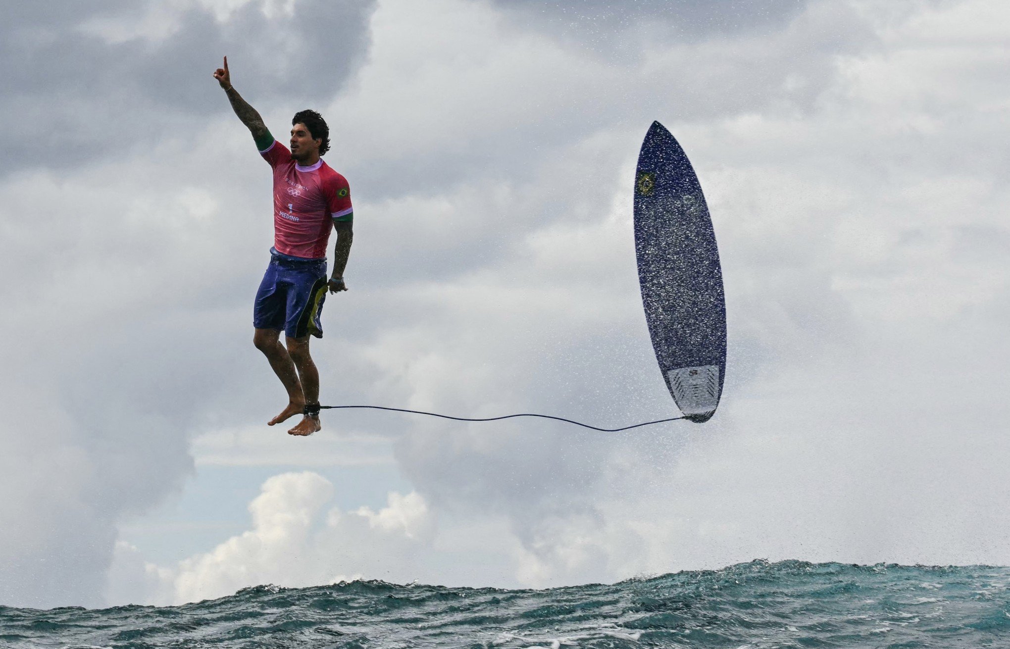 Real ou montagem? Foto de Gabriel Medina nos Jogos Olímpicos repercute pelo mundo