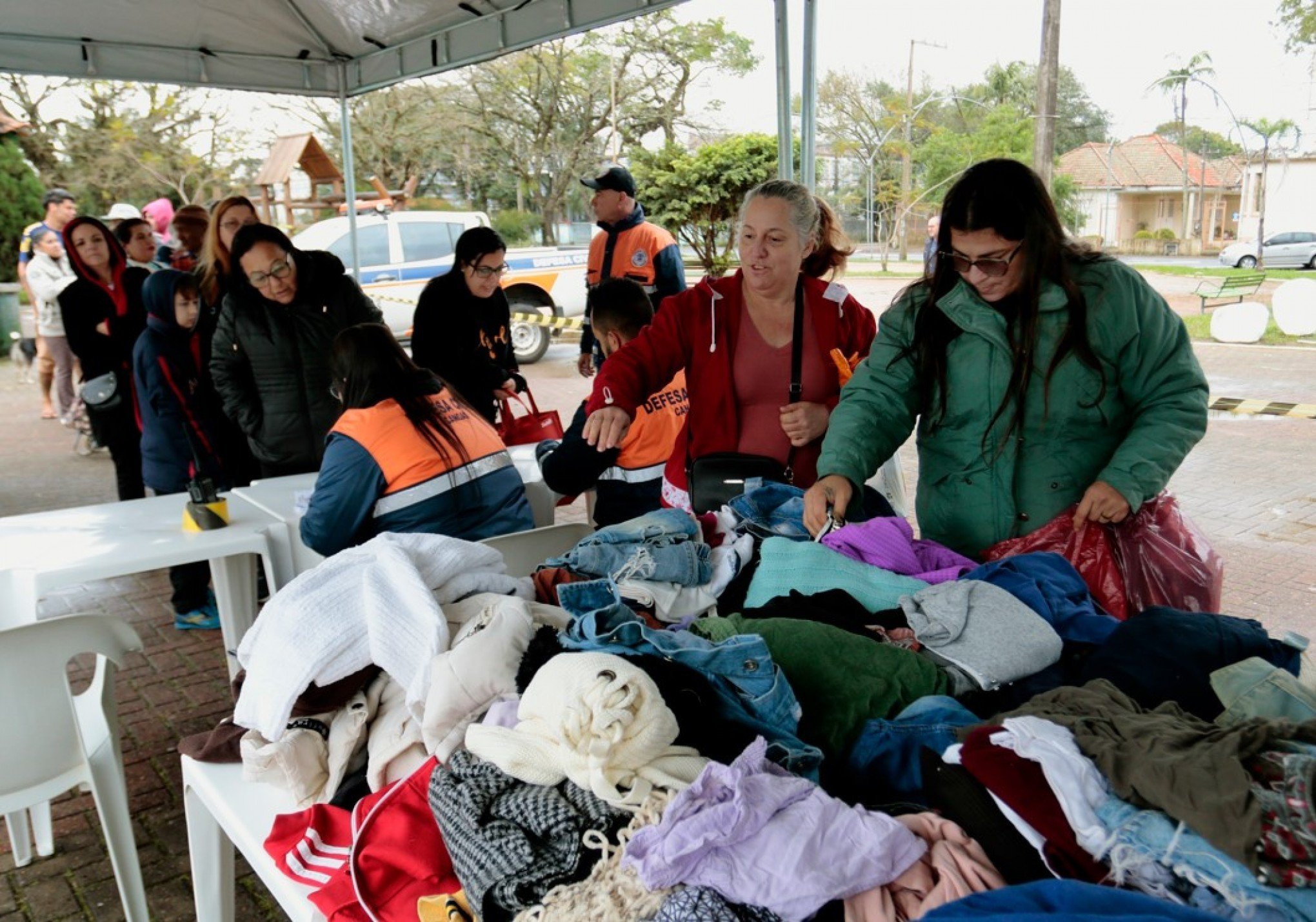 Com o retorno do frio, Defesa Civil organiza entregas de roupas e cobertores em Canoas