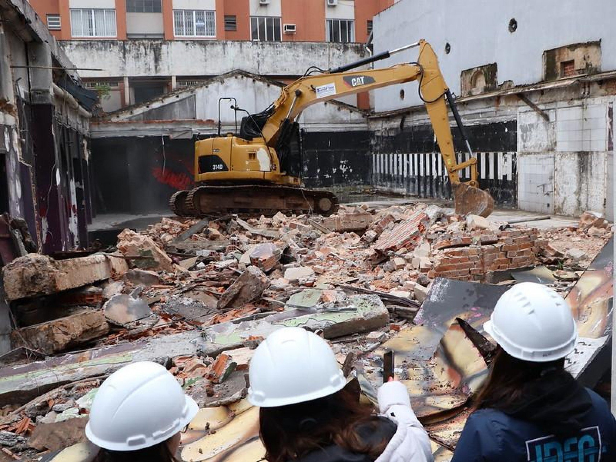 FOTOS: Fachada da Boate Kiss é demolida para construção de memorial