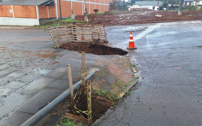 Cratera em esquina de Novo Hamburgo representa risco a motoristas e pedestres