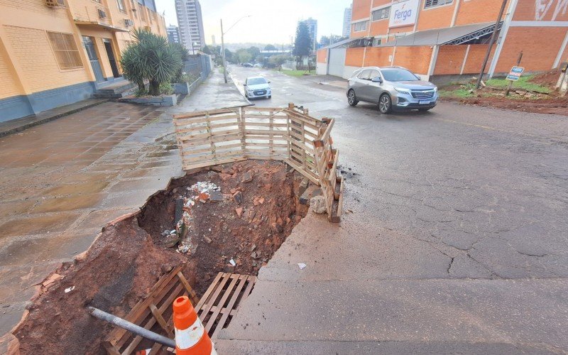 Cratera em esquina de Novo Hamburgo representa risco a motoristas e pedestres