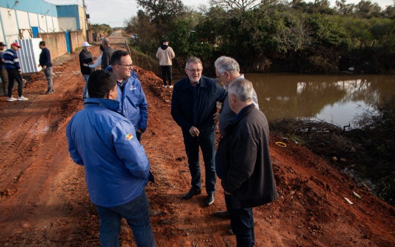 Prefeitura trabalha na finalização das obras emergenciais no dique do bairro Vicentina