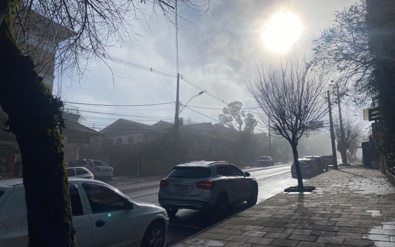 Neblina se dissipa para dar lugar ao sol em Gramado