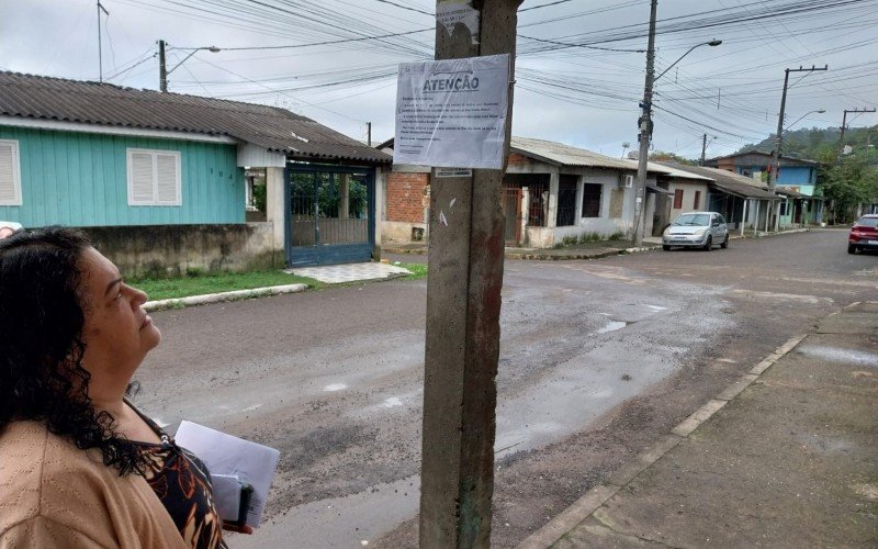 A costureira de calçados, Marlei da Silva Ribas, 55 anos,  surpresa com aviso em parada que será desativada | abc+