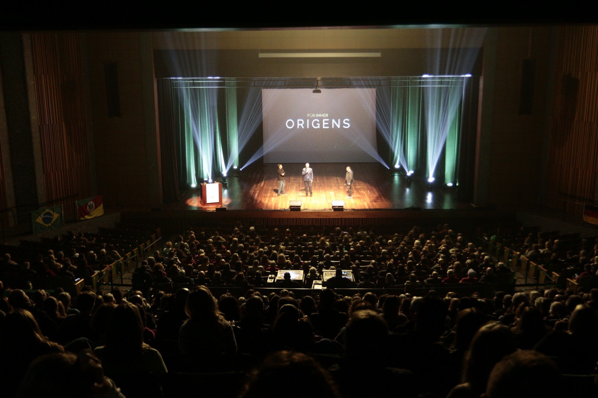 FÜR IMMER: Noite de gala marca estreia do documentário no Teatro Feevale; assista