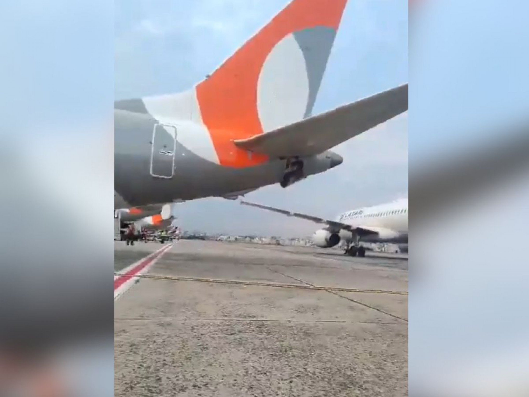 VÍDEO: Aviões colidem com passageiros a bordo no aeroporto de Congonhas