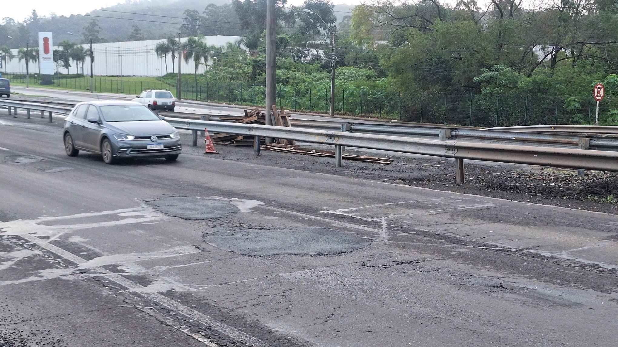 BR-116: Buracos perigosos em meio à rodovia amanhecem tapados; entenda