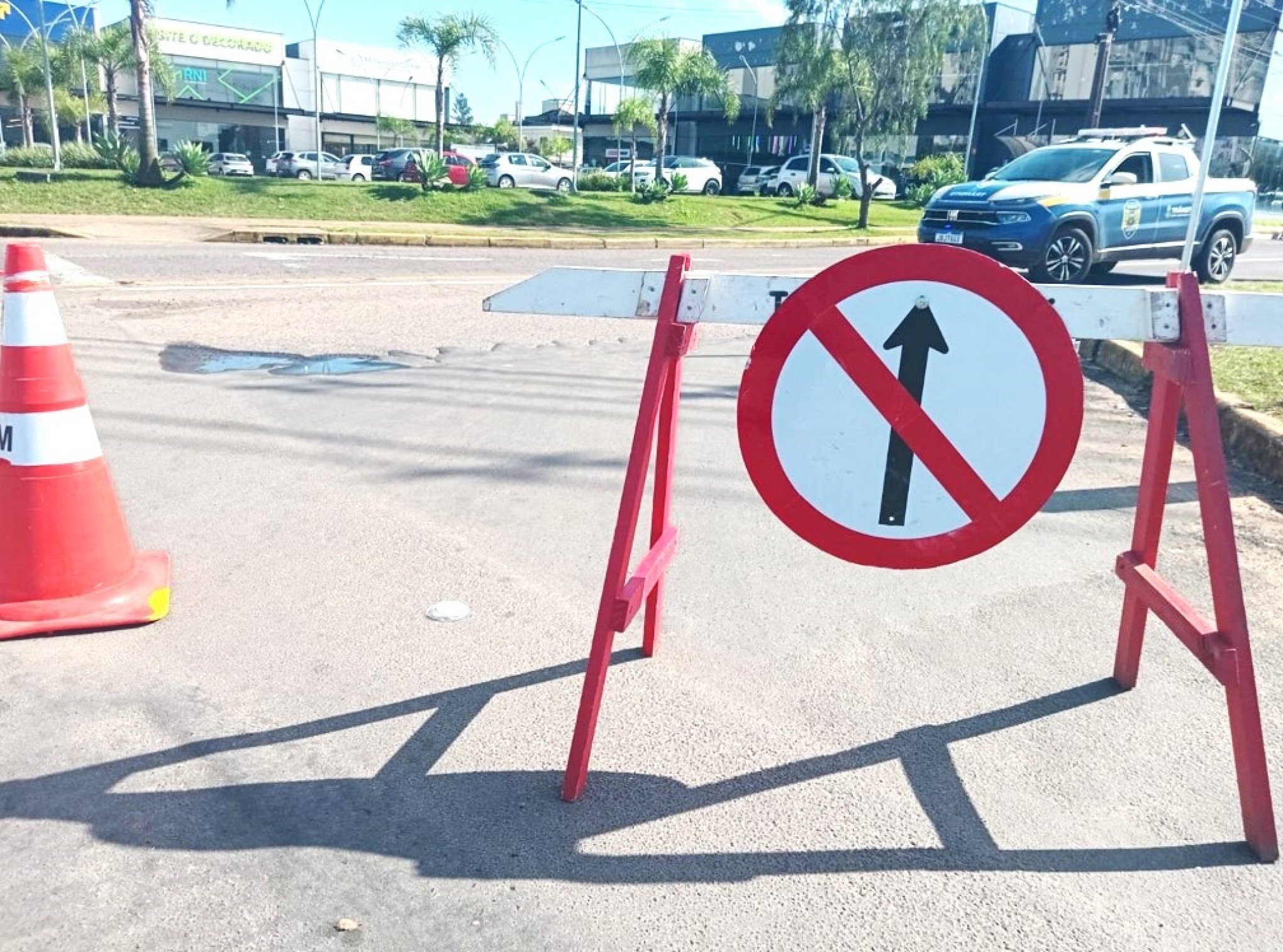 Parte da Avenida Açucena passa a ter um sentido e motoristas se atrapalham com a mudança