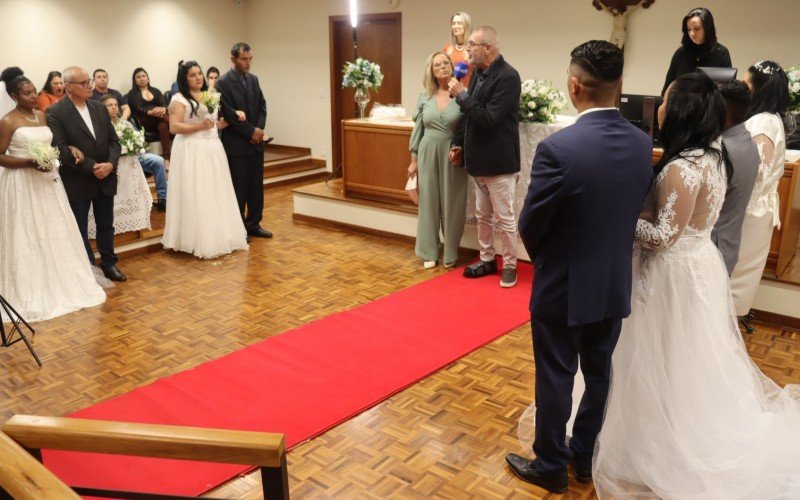 Quatro casais realizaram sonho no Foro ontem à noite