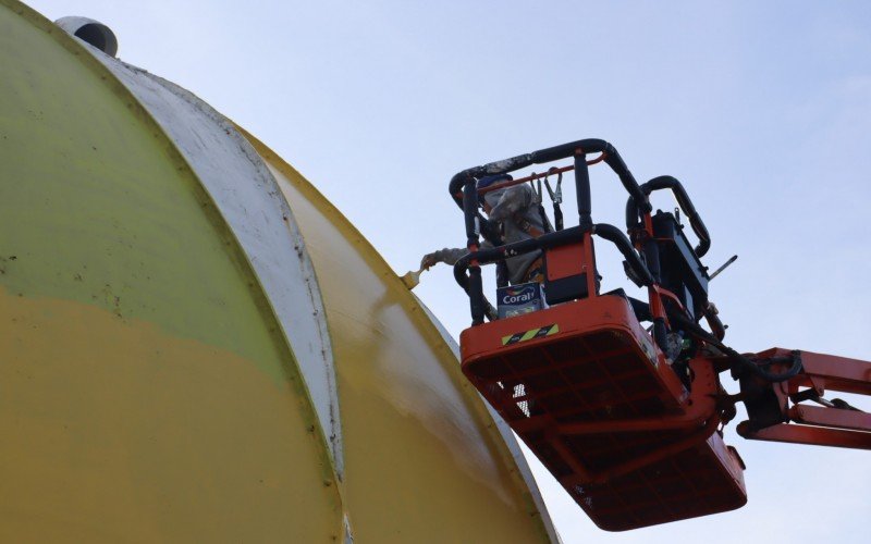 Pintura das esferas do Parque Assis Brasil para a realização da Expointer 