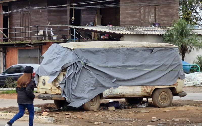 Veículo destruído virou casa para desabrigada | abc+