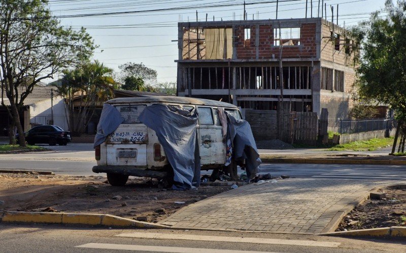 Veículo destruído virou casa para desabrigada | abc+