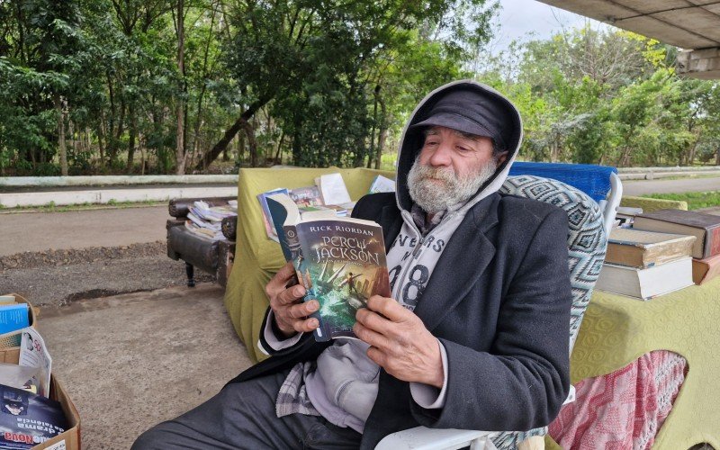 Na rua, o tempo passa através da leitura