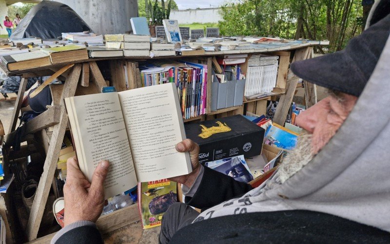 Na rua, o tempo passa através da leitura | abc+