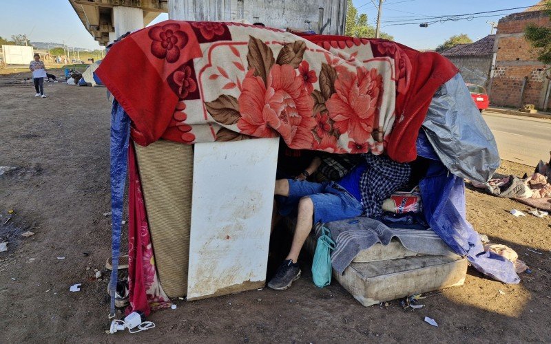 Moradores em situação de rua improvisam abrigos