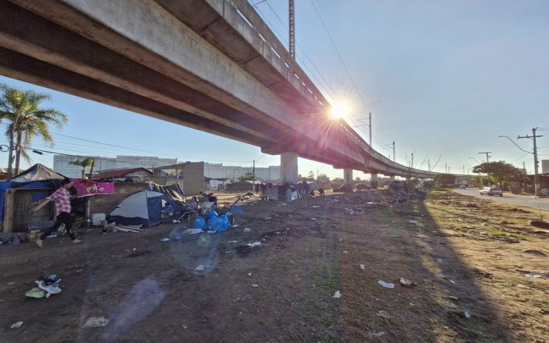 Enchente intensificou problemas sociais e mais pessoas são vistas na linha do trem, entre Novo Hamburgo e São Leopoldo