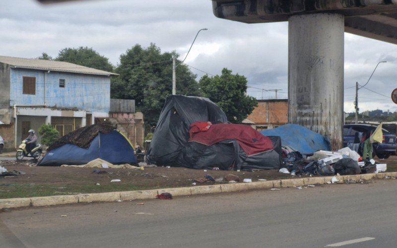 Grande quantidade de barracas surgiu próxima a ponte do Rio dos Sinos, em São Leopoldo, após a enchente