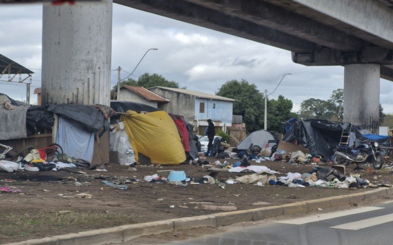 Grande quantidade de barracas surgiu próxima a ponte do Rio dos Sinos, em São Leopoldo, após a enchente