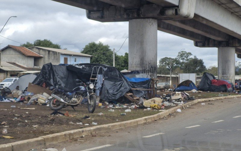 Grande quantidade de barracas surgiu pr&oacute;xima a ponte do Rio dos Sinos, em S&atilde;o Leopoldo, ap&oacute;s a enchente