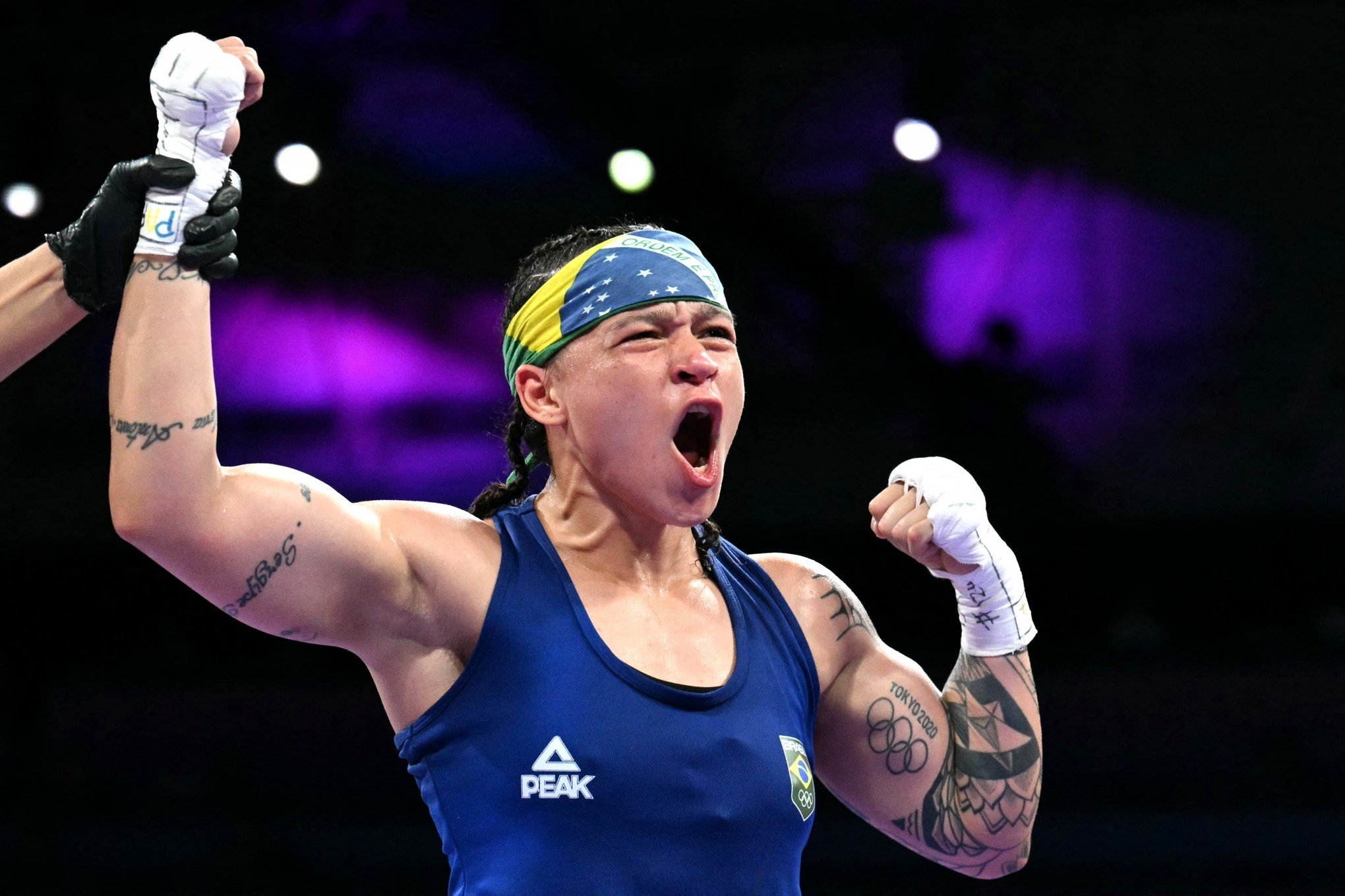 Bia Ferreira vence holandesa e garante medalha no boxe em Paris