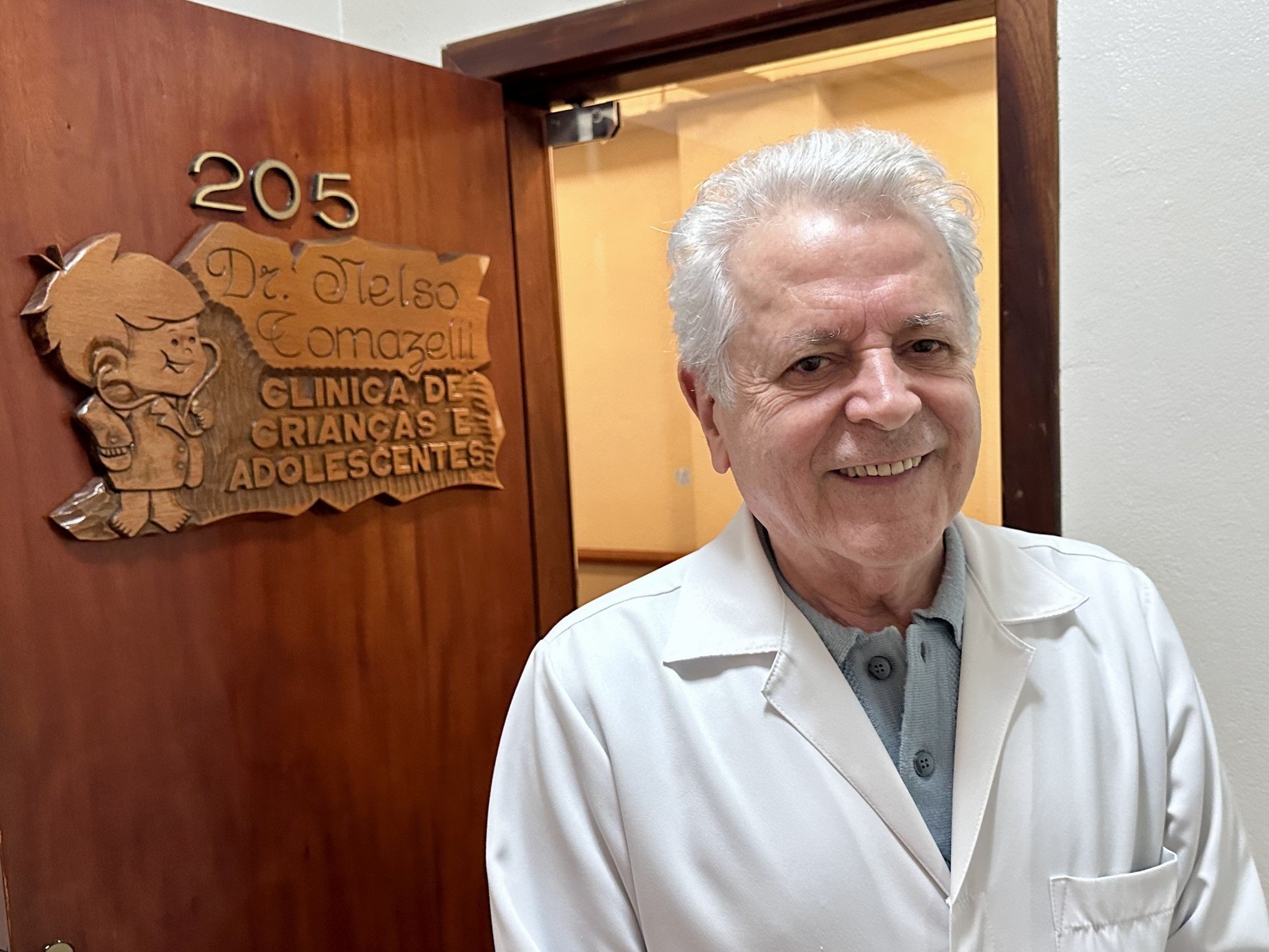 Conheça a história do Dr. Nelsinho, pediatra que há 51 anos se dedica a cuidar das crianças da região