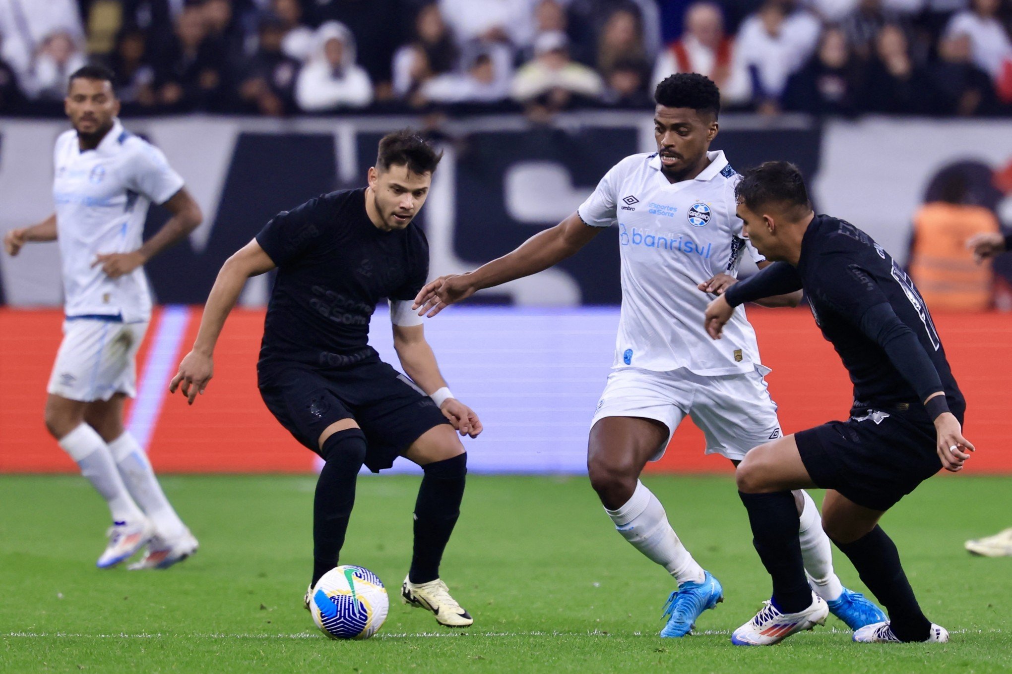 Tudo igual no duelo de ida entre Grêmio e Corinthians pela Copa do Brasil