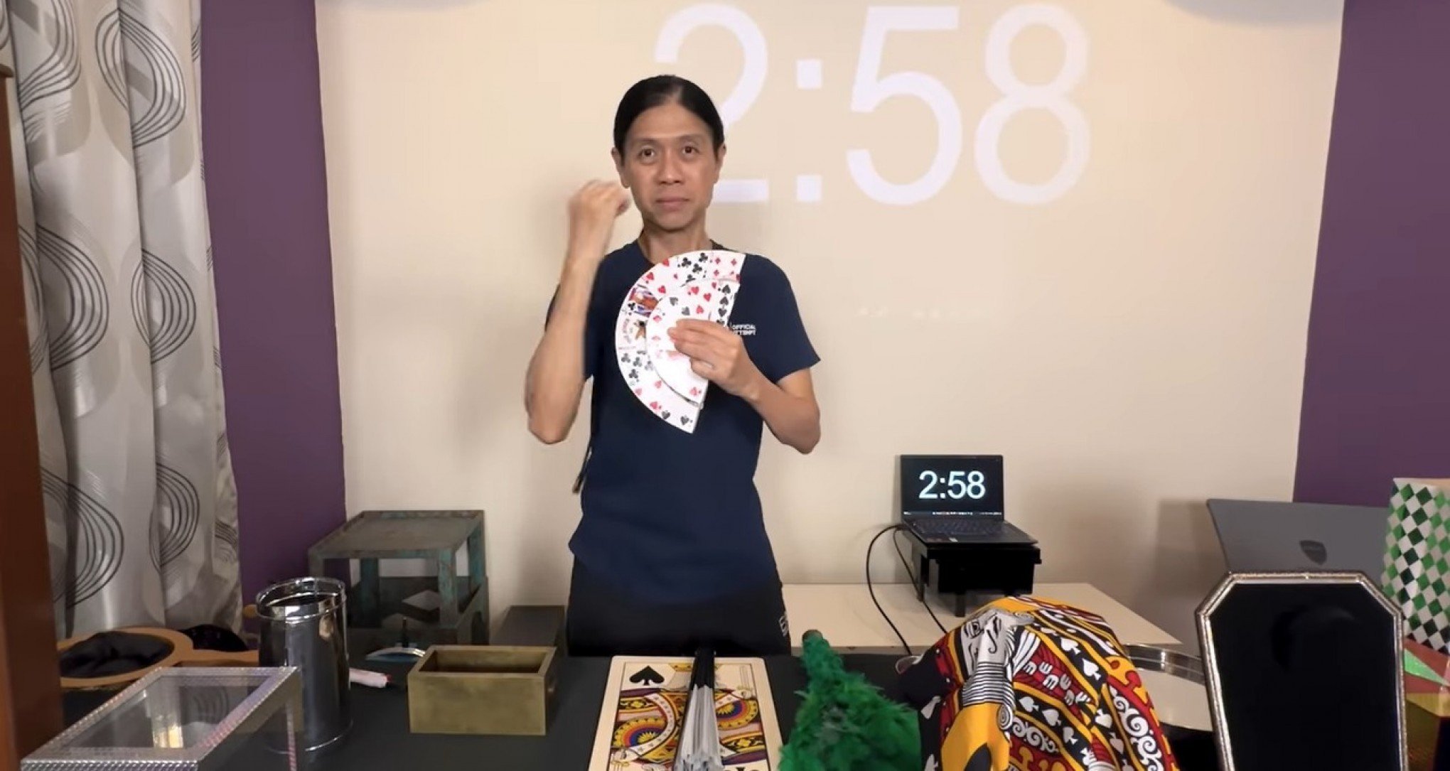 VÍDEO: Mágico faz 17 truques em tempo impressionante e quebra recorde mundial
