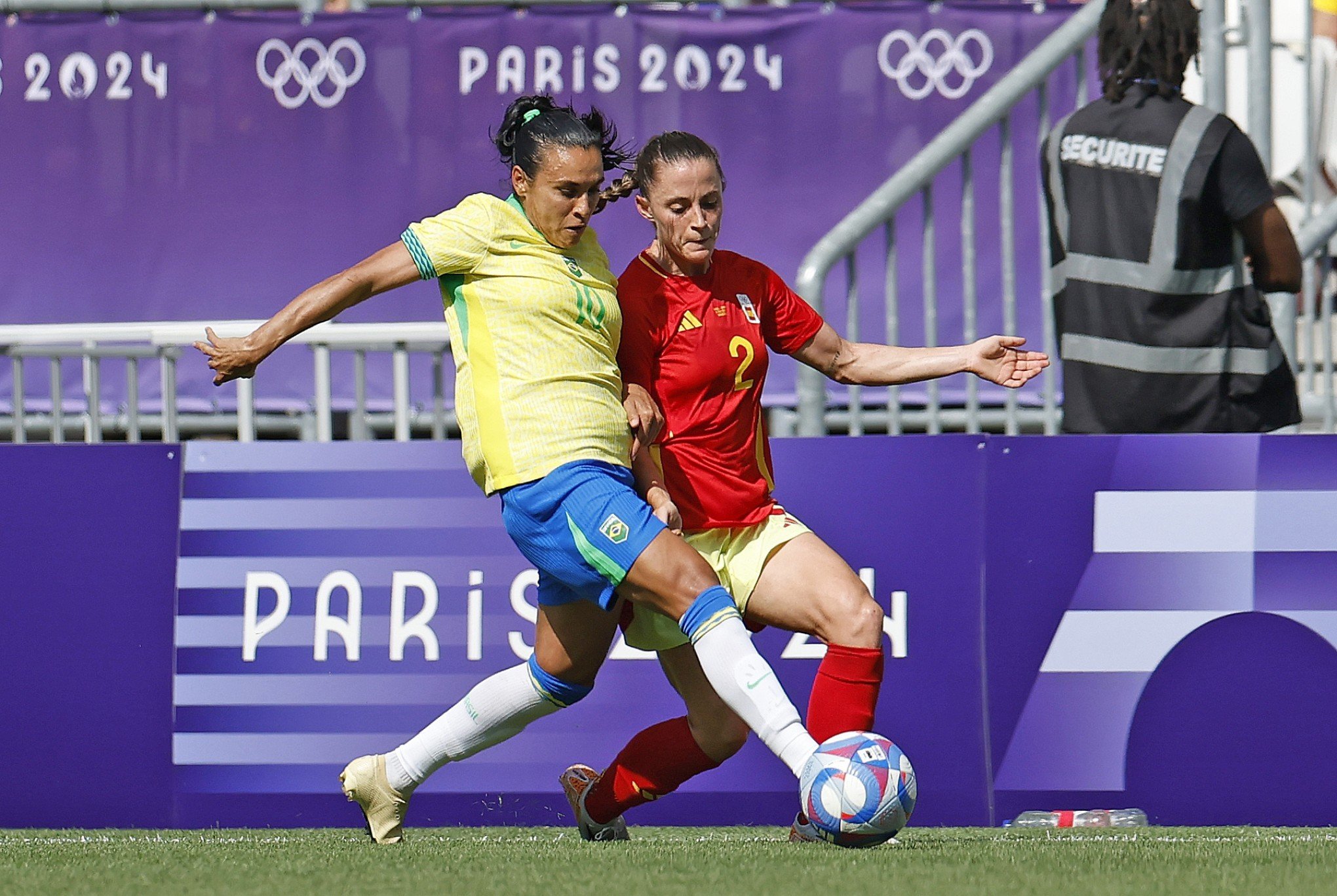 Marta é expulsa, Brasil perde da Espanha e "seca" rivais para não cair na primeira fase