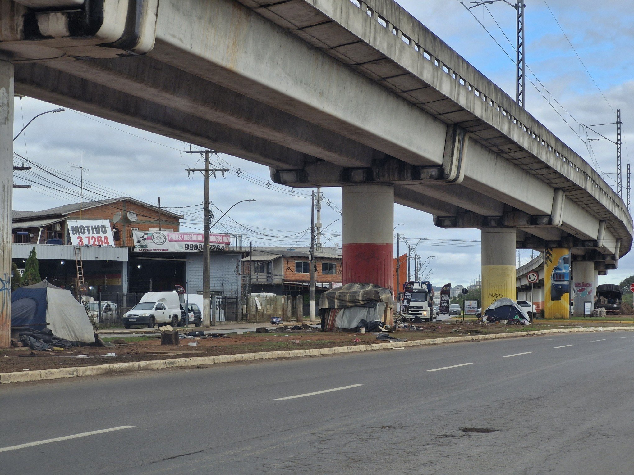 Embaixo da linha do trem: Número de moradias improvisadas em São Leopoldo aumentou 1.200%, diz prefeitura