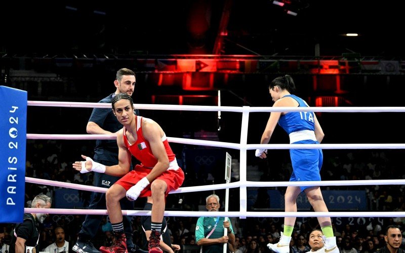 Italiana Angela Carini (de azul) deixa o ringue após 46 segundo de duelo contra a argelina Imane Khelif (de vermelho)  | abc+